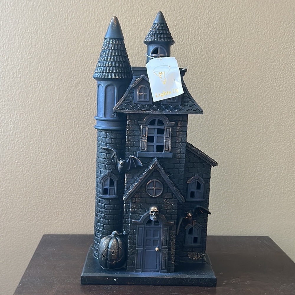 New Light Up LED Halloween Haunted  House Castle skeleton Dungeon Steeple 14.5"